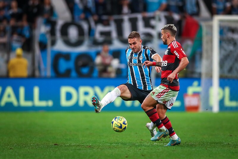 Giorgian de Arrascaeta cede un pase en el partido frente a Gremio.