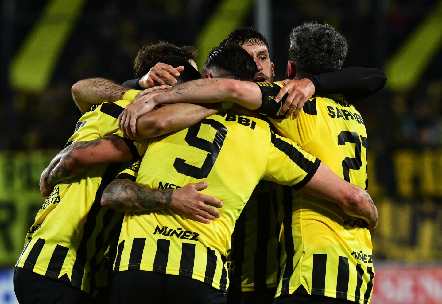 Los jugadorers de Peñarol celebran el triunfo frente a Deportivo Maldonado.