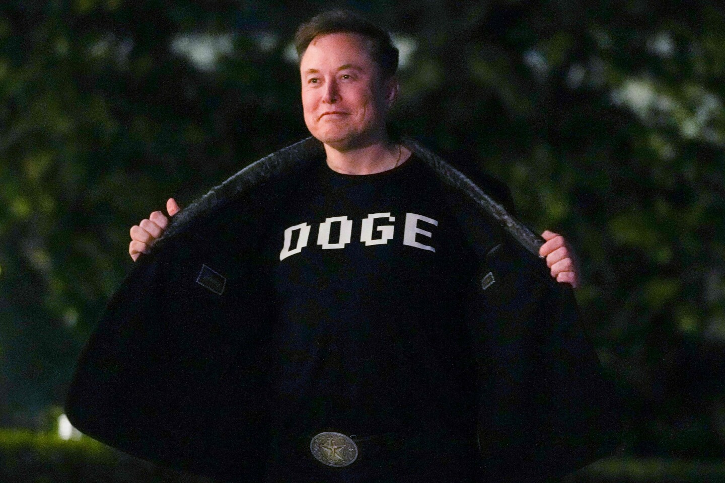 Elon Musk luce una camiseta que dice "DOGE" mientras camina por el jardín sur de la Casa Blanca