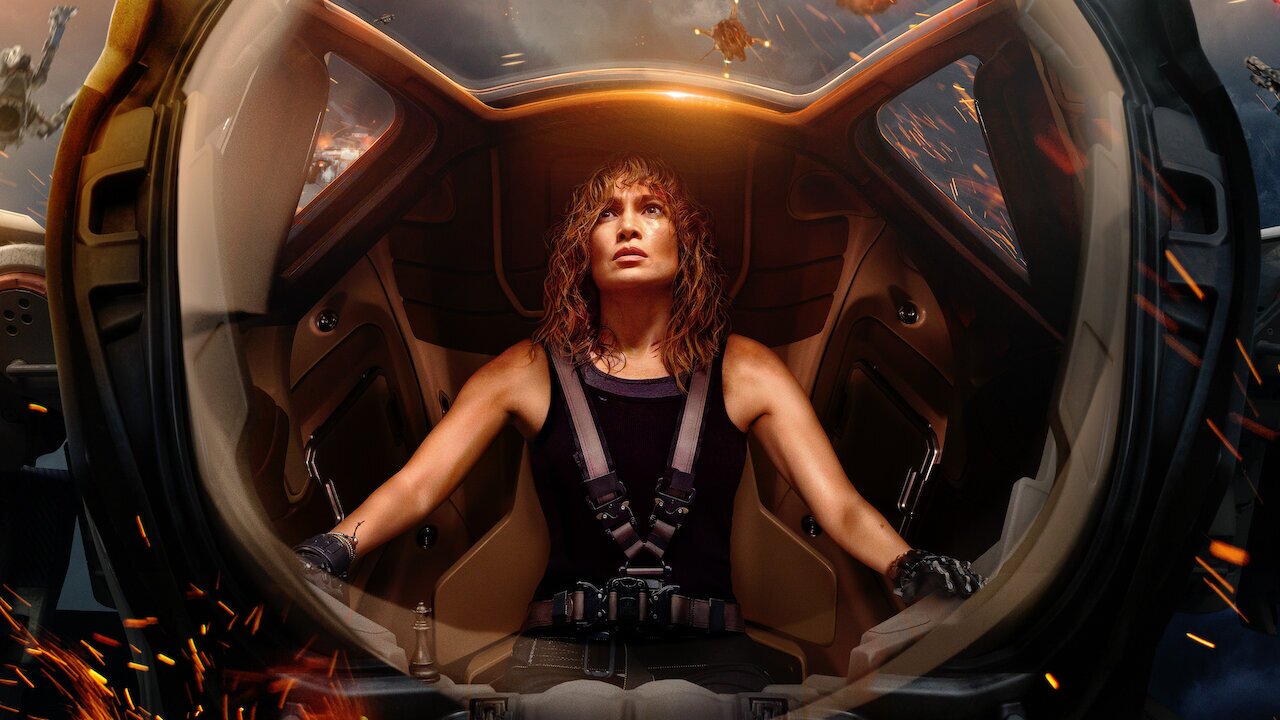 Jennifer López en la película "Atlas" de Netflix.