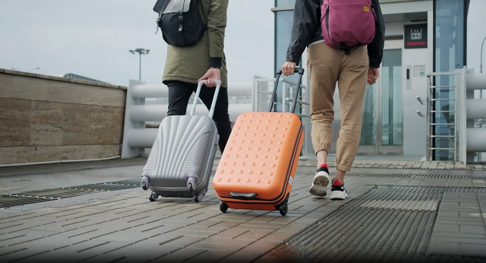 Pasajeros con valijas prontos para un viaje