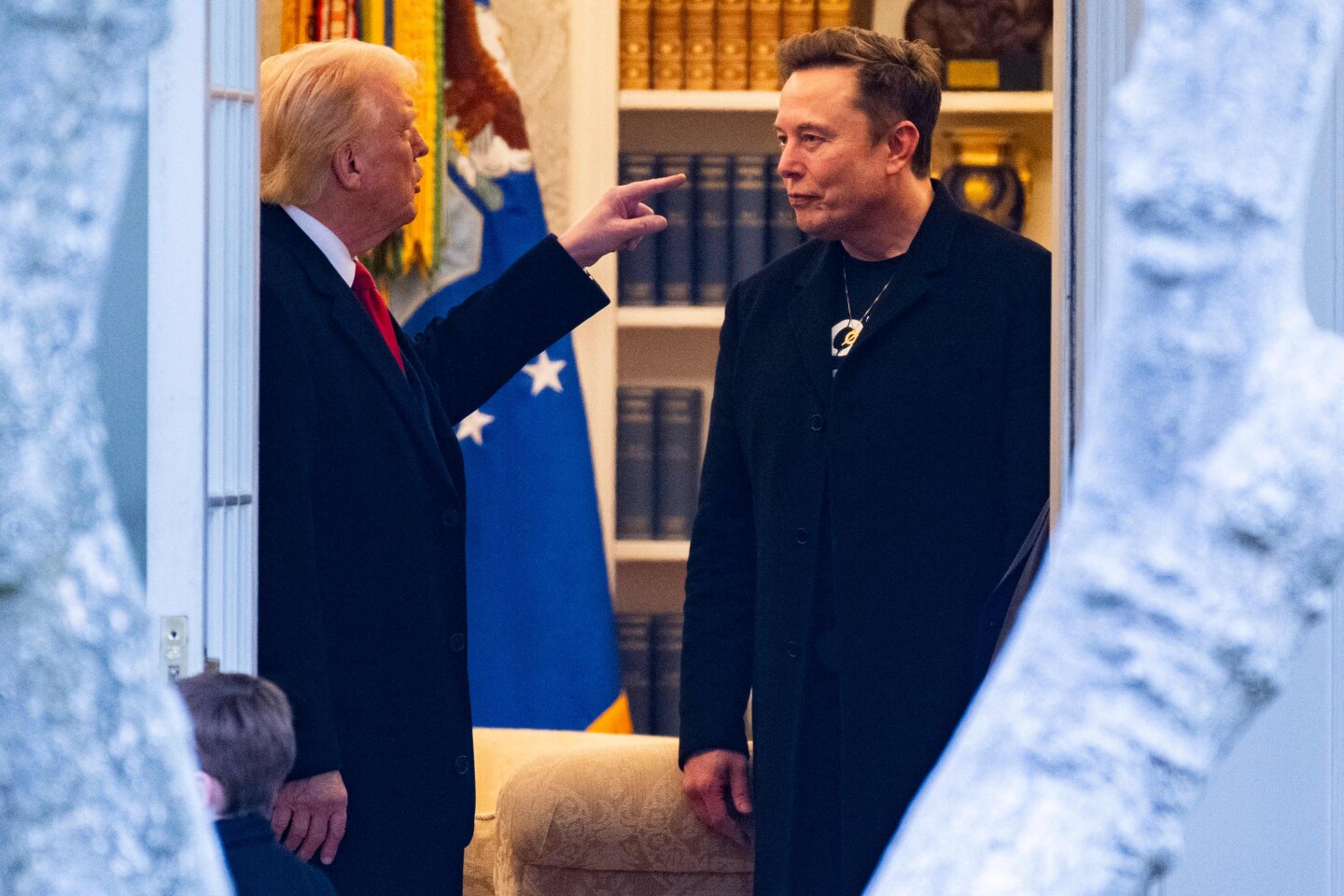 El presidente de Estados Unidos, Donald Trump, habla con Elon Musk en la Casa Blanca