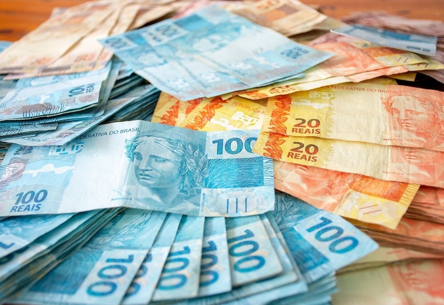 Billetes de reales brasileños.