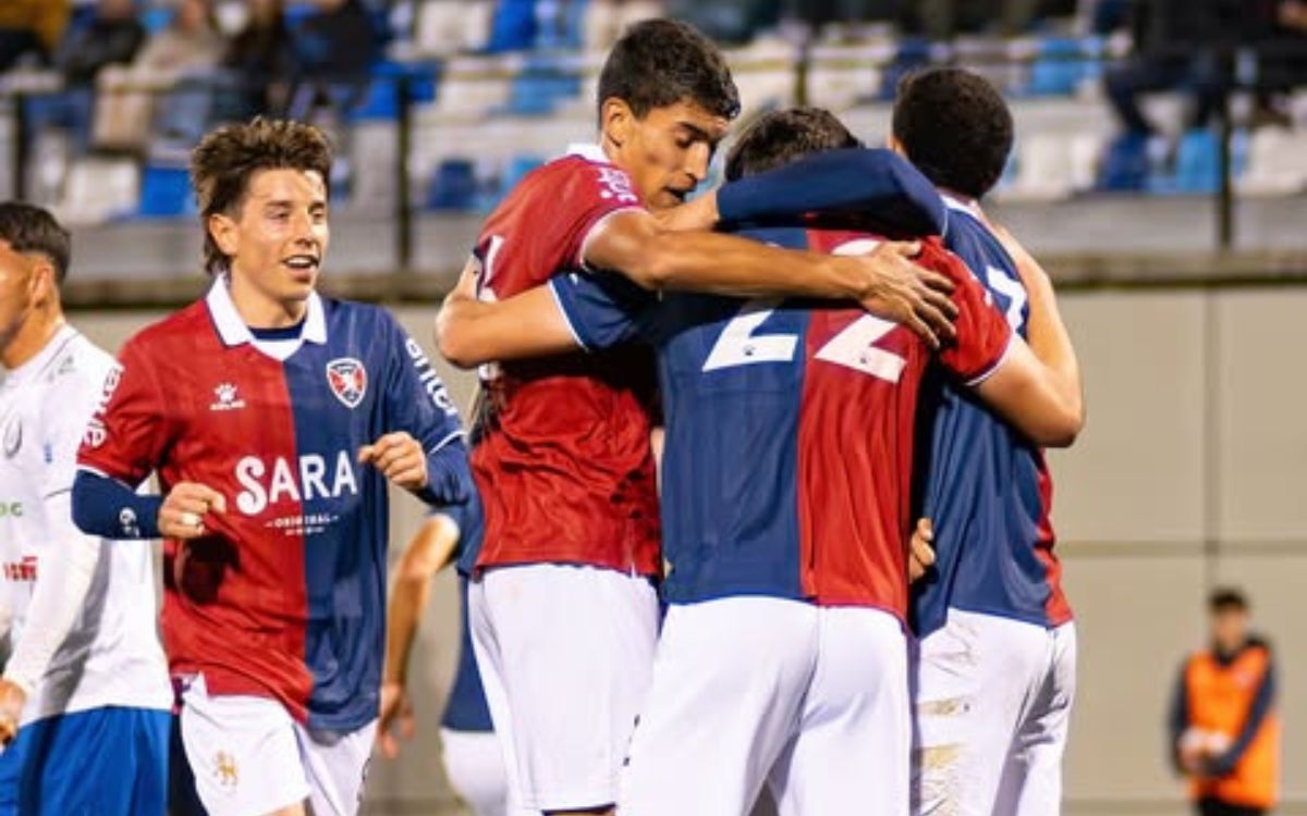 El festejo de los jugadores de Albion en el triunfo ante Paysandú por Copa AUF Uruguay.