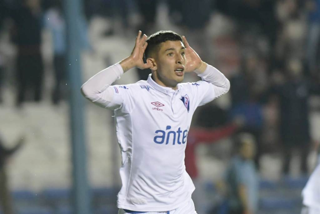 Saludo. Todos fueron a festejar con Santi Rodríguez, que en una buena jugada liquidó el partido y volvió a anotar un gol después de cinco meses.