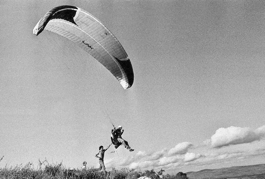 Pedro Bordaberry volando en parapente en Maldonado