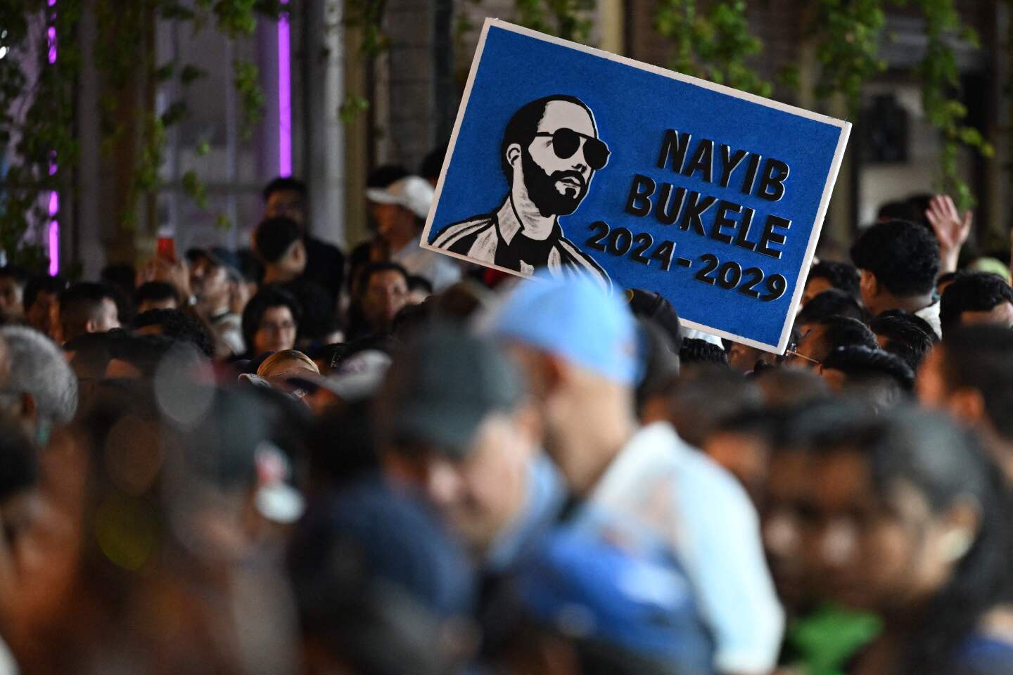 Partidarios del presidente de El Salvador, Nayib Bukele, esperan su discurso de primer año frente al Teatro Nacional en San Salvador el 1 de junio de 2025.