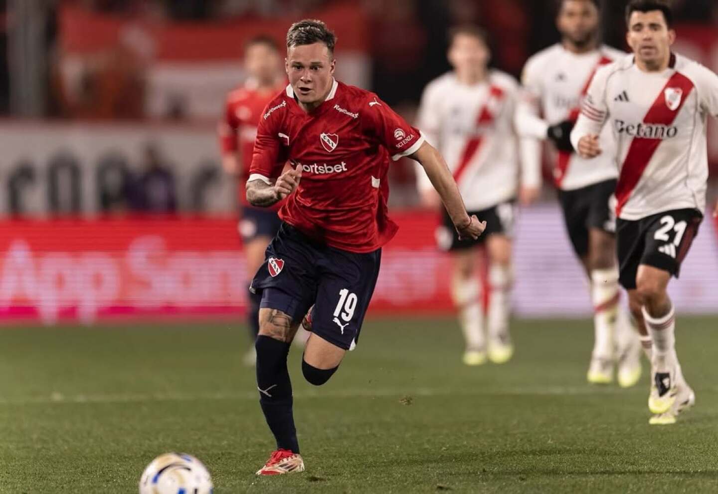 Matías Abaldo jugando para Independiente ante River Plate por el Clausura argentino.