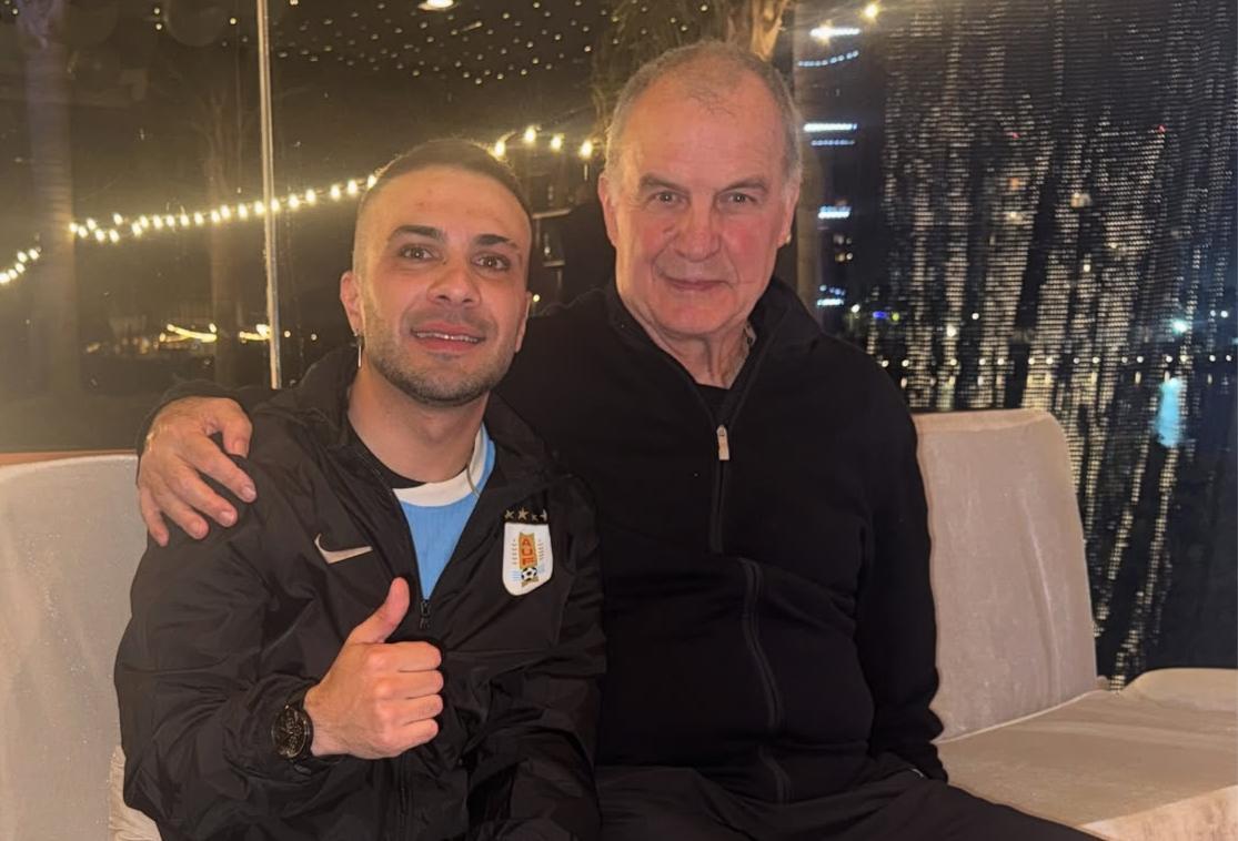 Uruguay llega "enfiestado" a jugar este martes con Chile (fotos yvideos de los festejos por la clasificación al Mundial) 12 Enzo, cantante de la Sub 21, y Marcelo Bielsa este viernes en la fiesta de la selección.