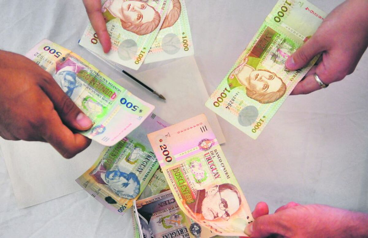 Billetes de pesos uruguayos.