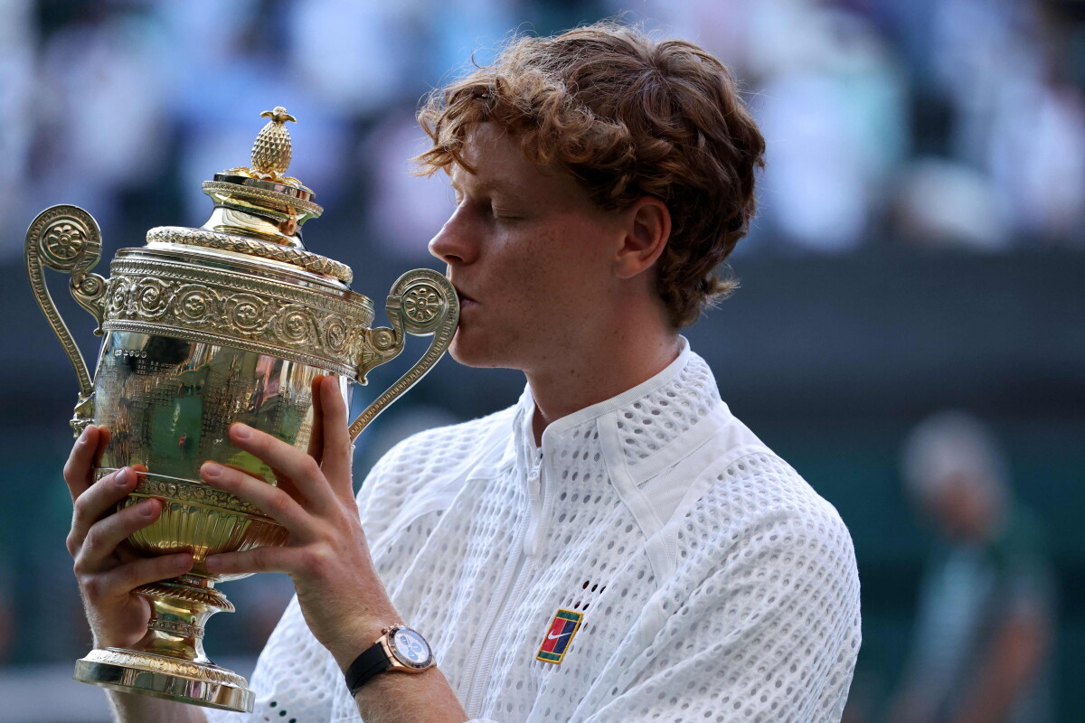 Jannik Sinner con el trofeo de Wimbledon 2026.