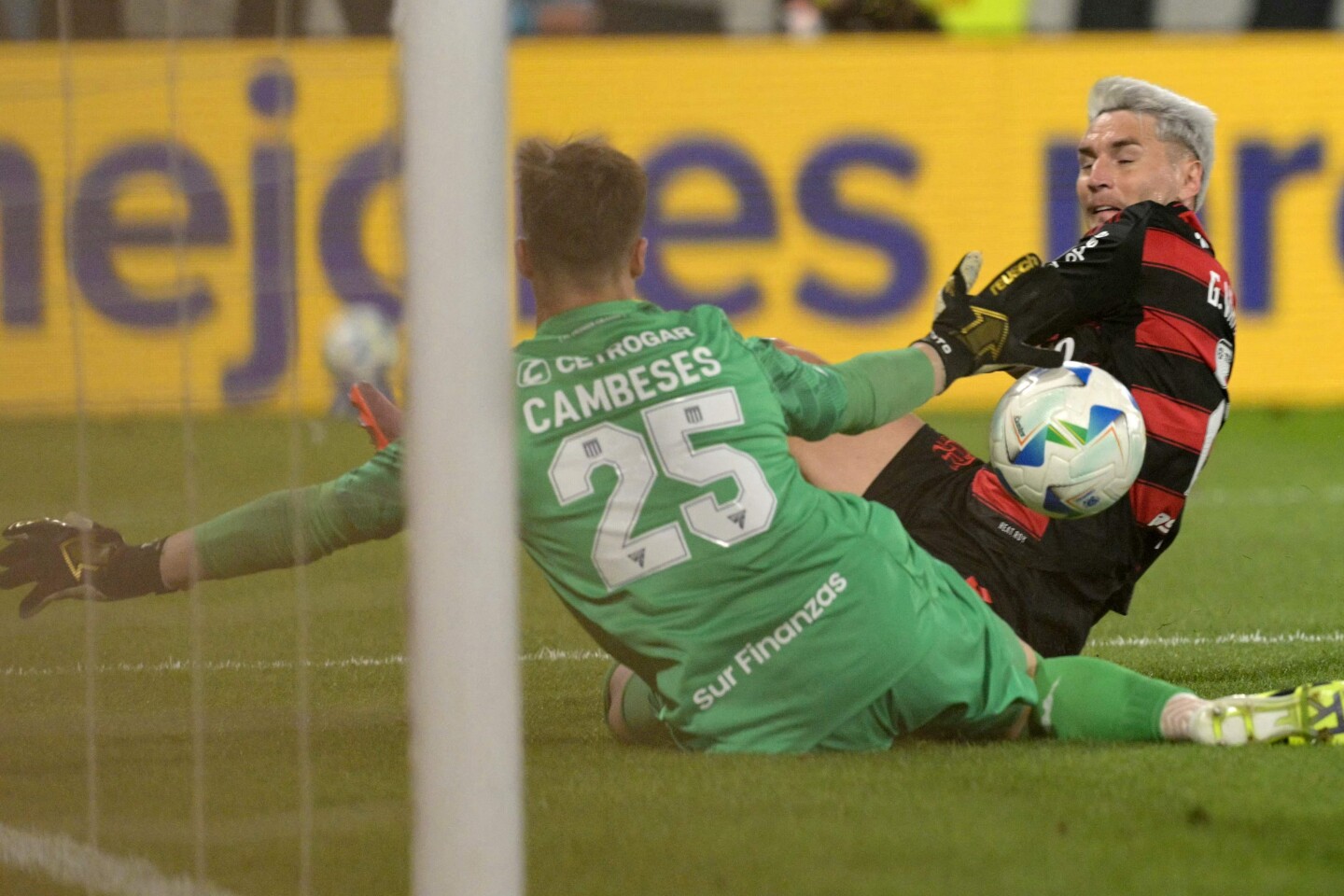 Facundo Cambeses le tapa el gol a Guillermo Varela.