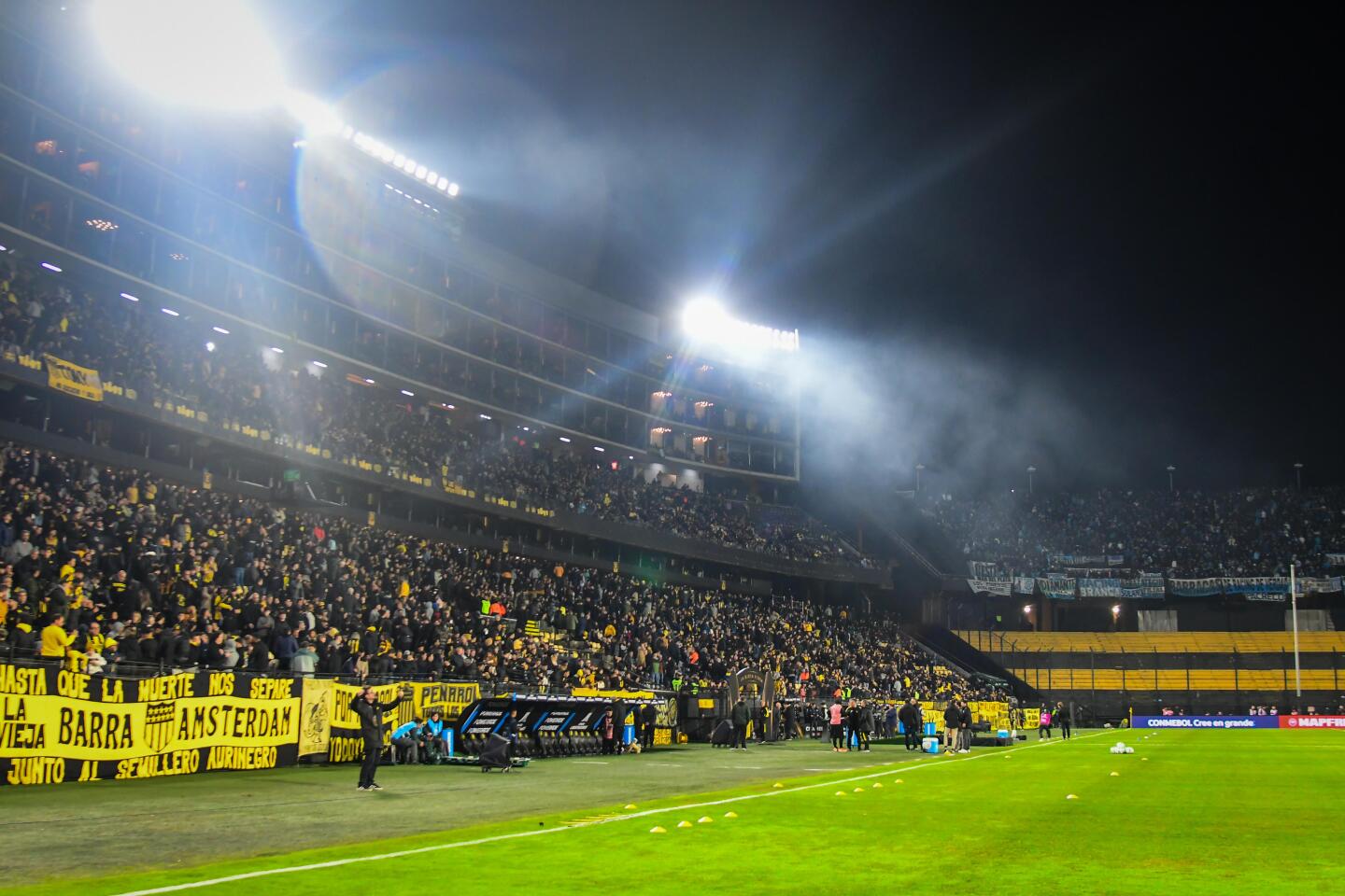El Estadio Campeón del Siglo en la previa al partido entre Peñarol y Racing de Avellaneda por Copa Libertadores.