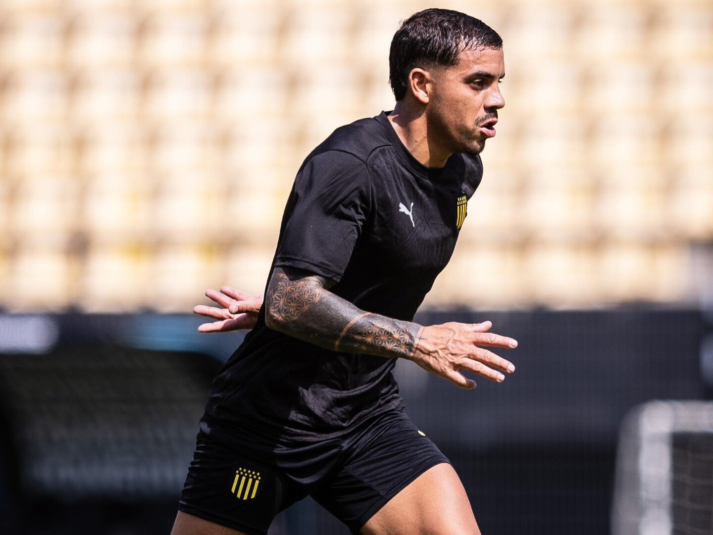 David Terans en pleno entrenamiento con Peñarol en el Estadio Campeón del Siglo.