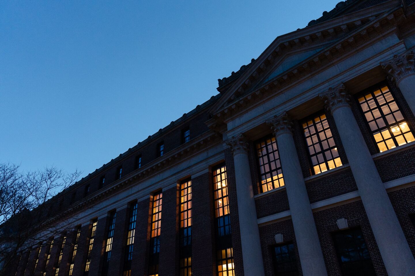 La Biblioteca Conmemorativa Harry Elkins Widener se ve en la Universidad de Harvard el 17 de abril de 2025 en Cambridge, Massachusetts.
