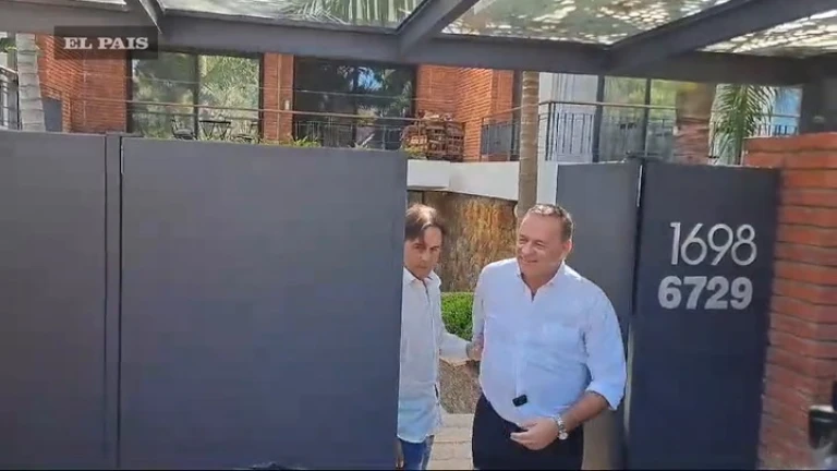 El abrazo entre Álvaro Delgado y Luis Lacalle Pou