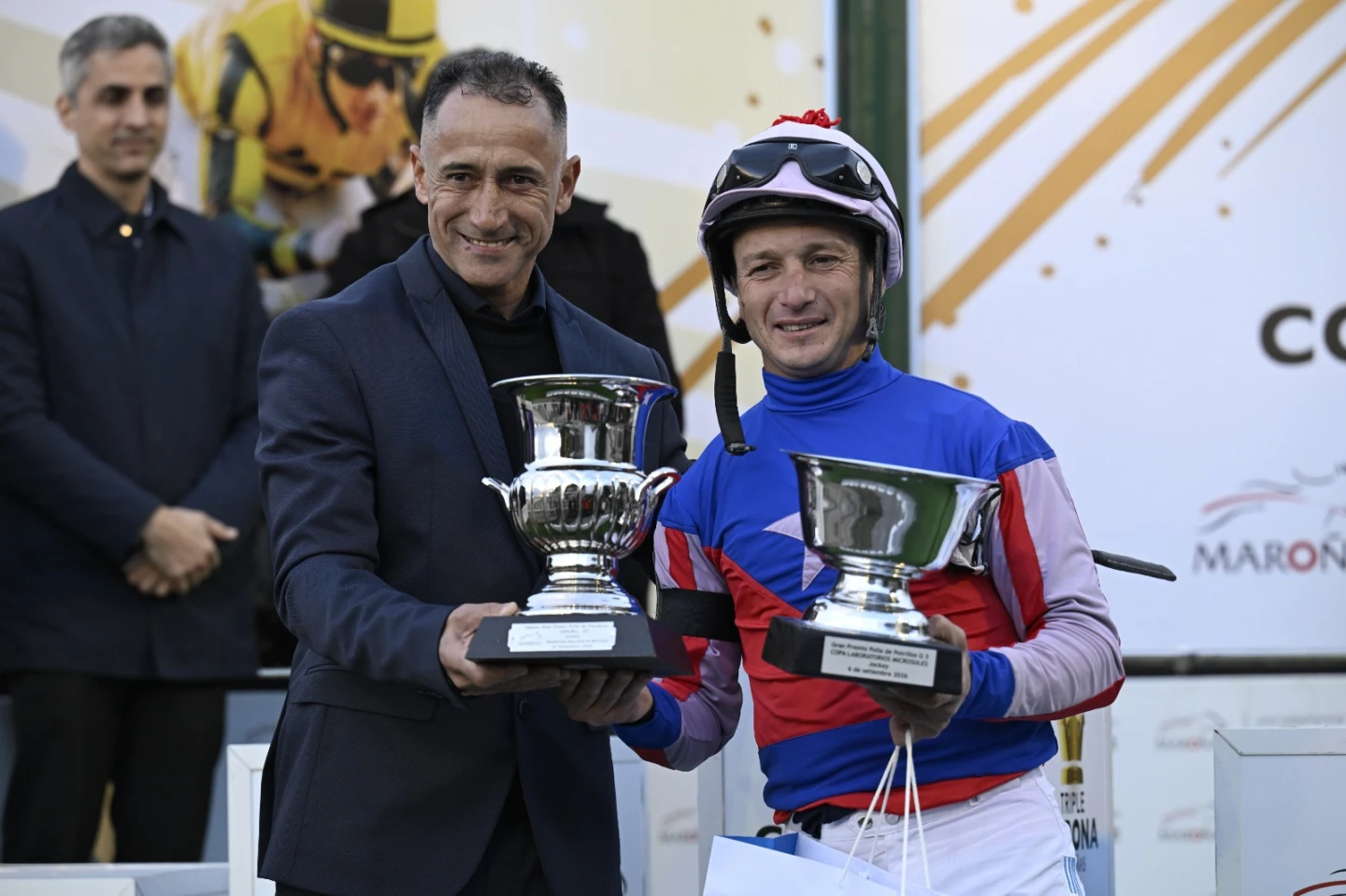 Julio César Méndez, hoy retirado de la actividad, le entrega el trofeo a Waldemar Maciel