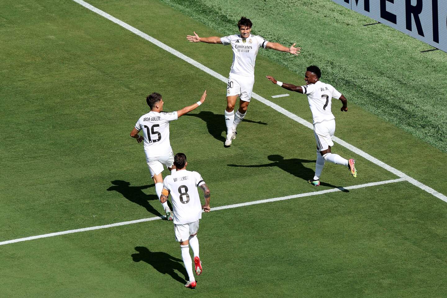 El festejo de Gonzalo García junto con Arda Güler, Vinicius Jr. y el capitán Federico Valverde.