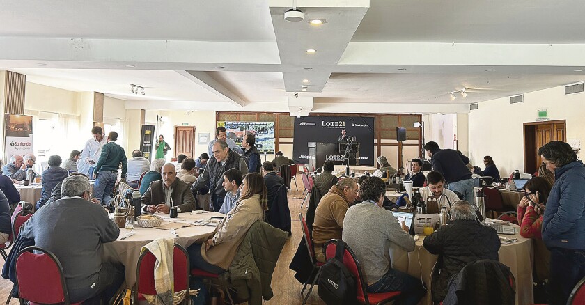 La subasta se realizó desde las instalaciones del Club de la Fuerza Aérea, con Santander.jpg