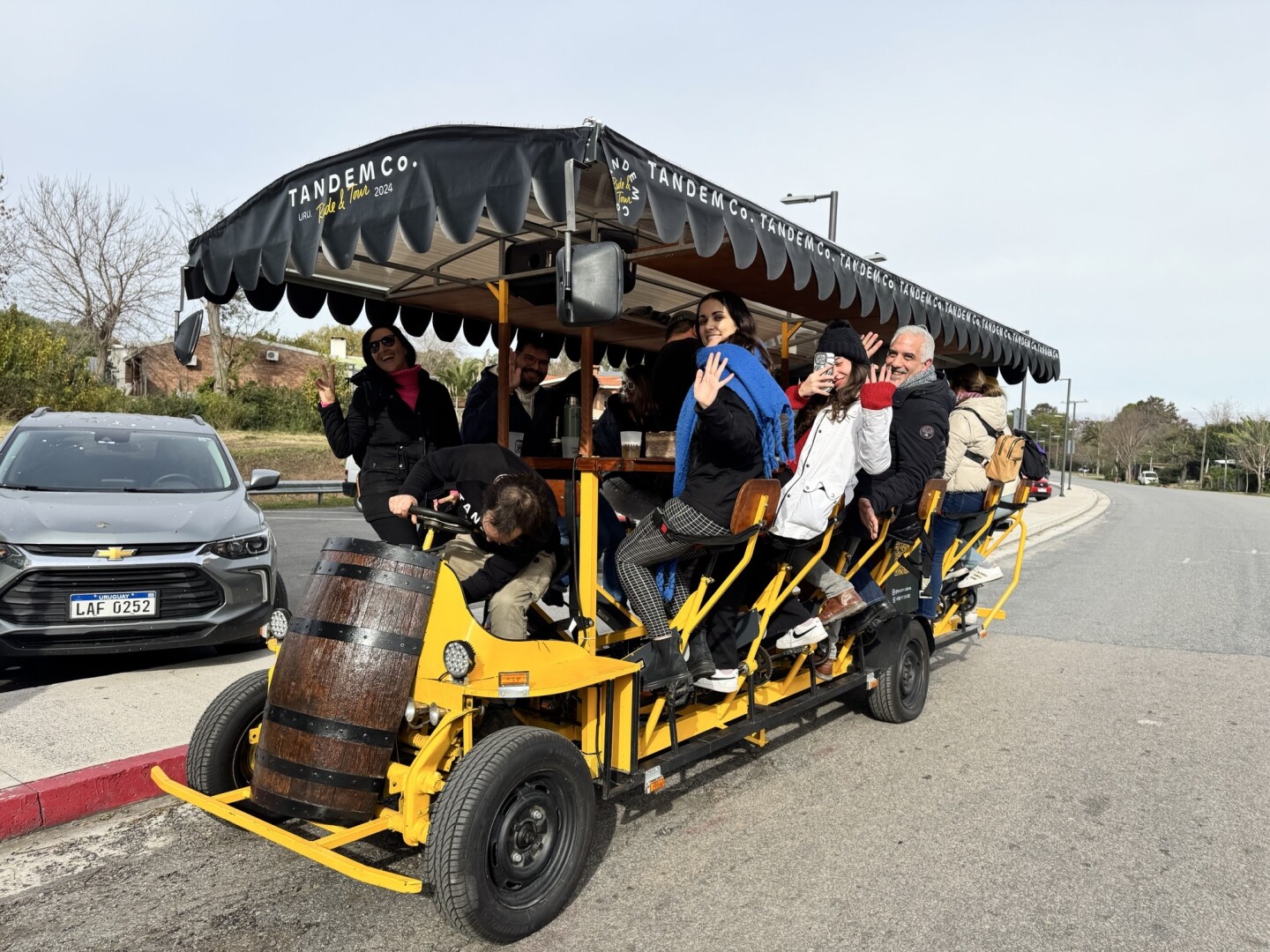 Una bicicleta cervecera que recorre Colonia del Sacramento.