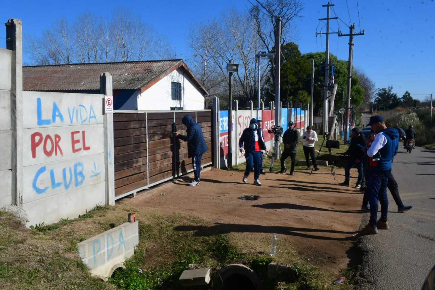 Otros hinchas borraron las pintadas. Foto: Francisco Flores.