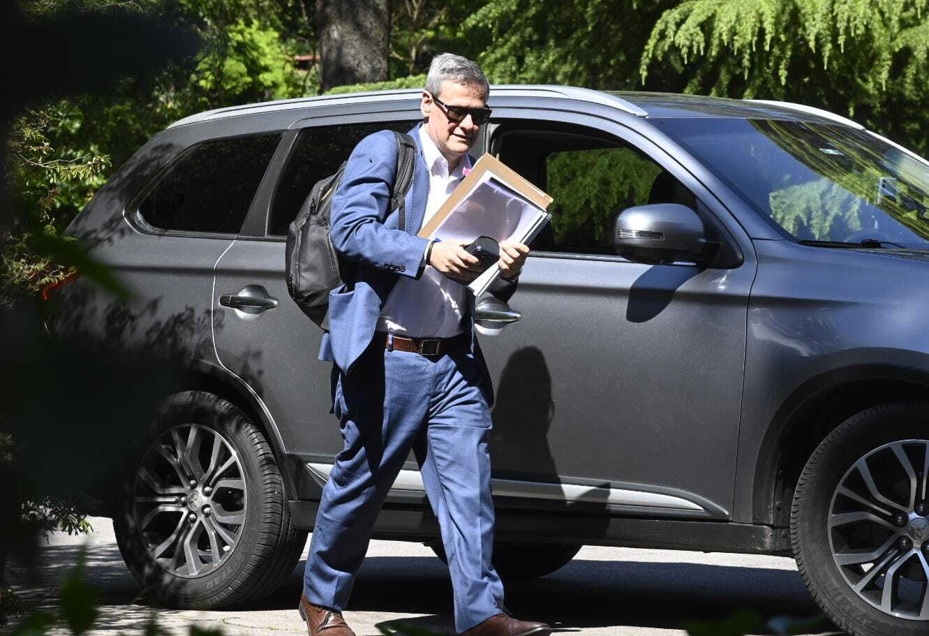 Jorge Díaz llega a la reunión del Consejo de Ministros en Suárez y Reyes este lunes 3 de noviembre de 2025.