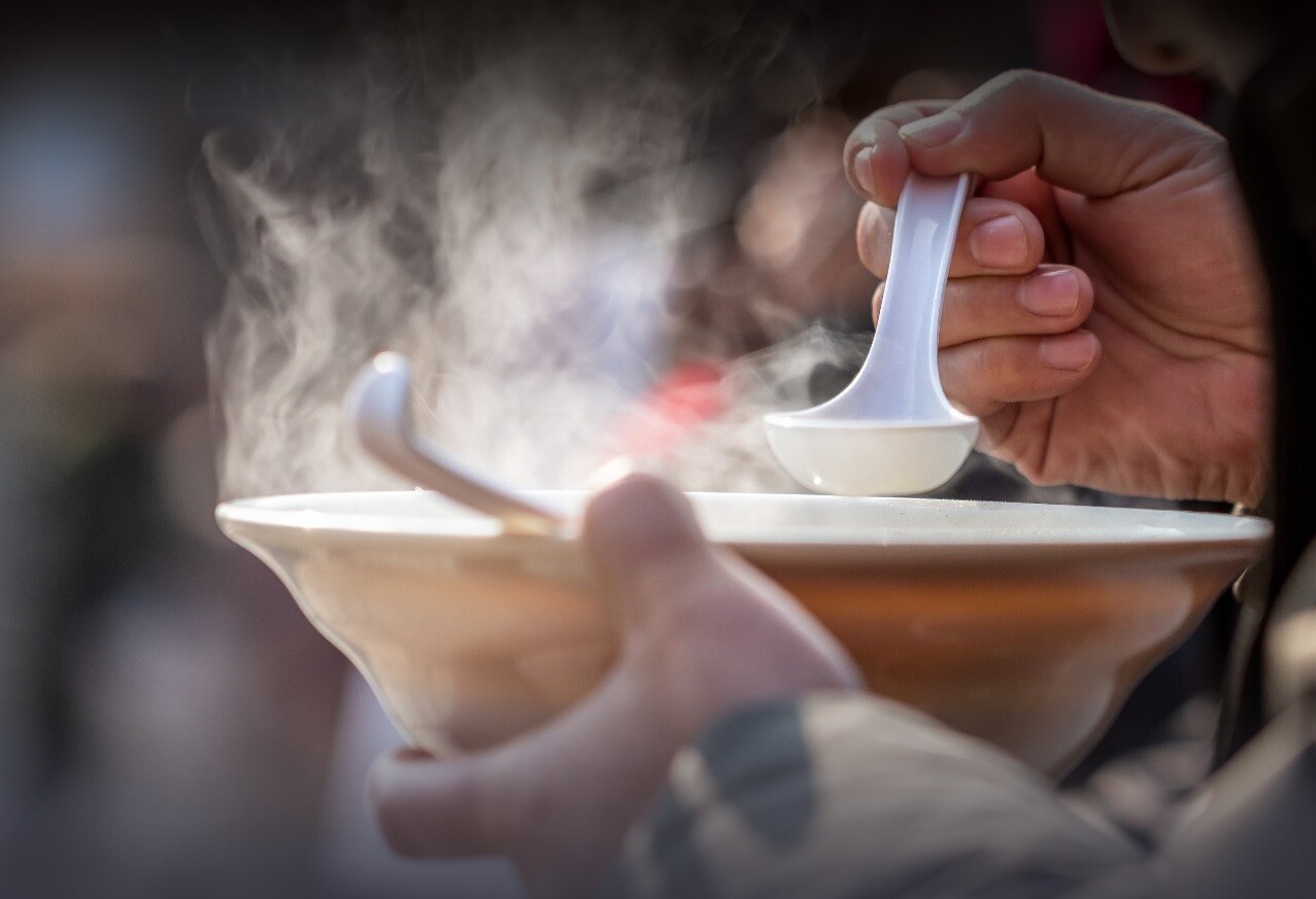 El caldo de huesos tiene múltiples beneficios para la salud.