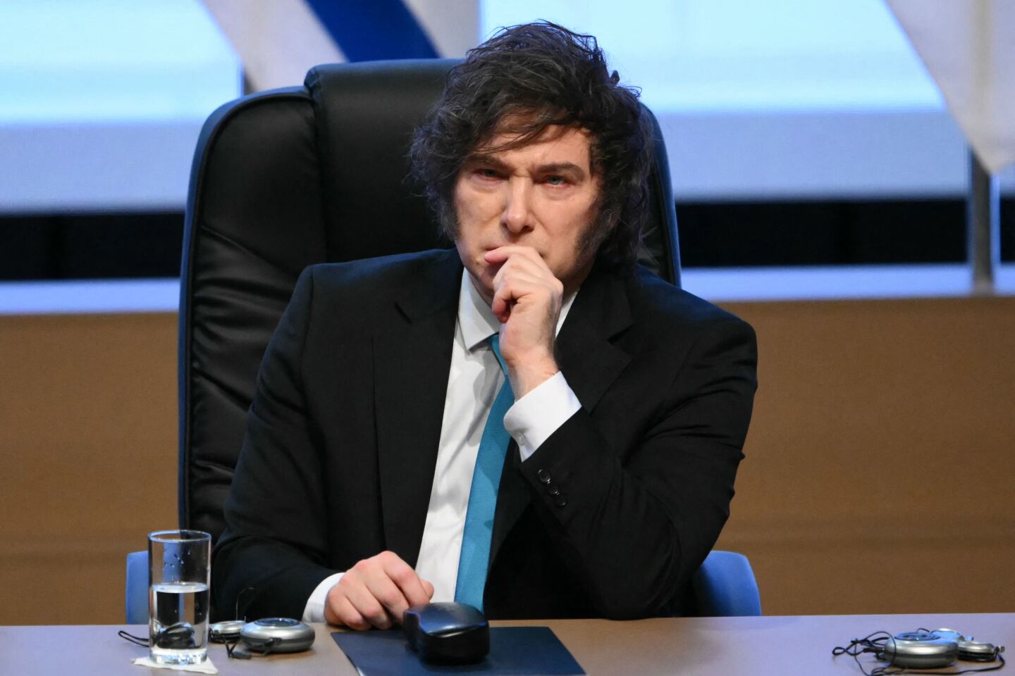 El presidente de Argentina, Javier Milei, hace un gesto durante la ceremonia de firma del acuerdo comercial entre la Unión Europea y el Mercosur.