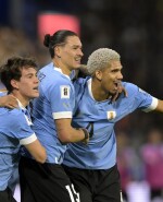 Facundo Pellistri, Darwin Núñez y Ronald Araujo celebran un gol.