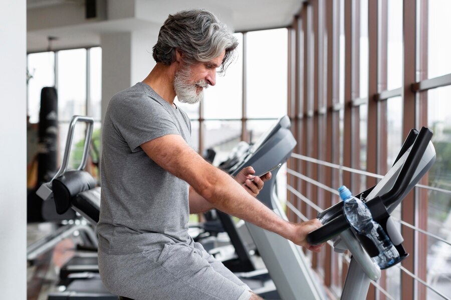 Hombre en el gimnasio haciendo cardio