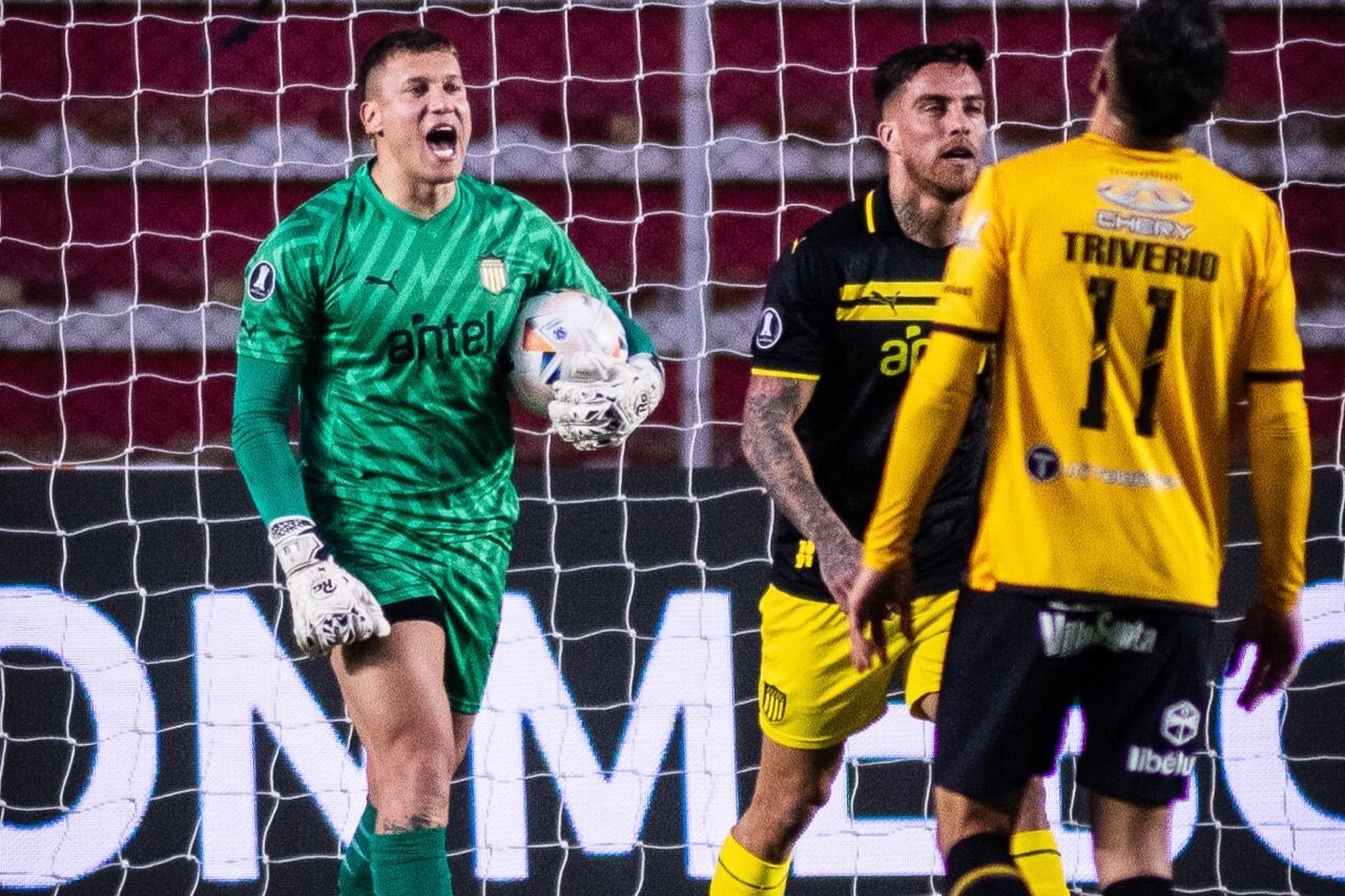 Washington Aguerre en Peñarol frente a The Strongest por Copa Libertadores