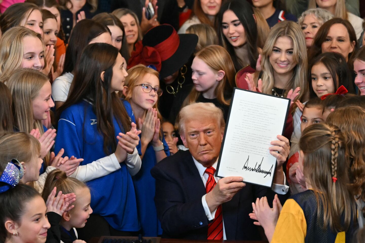 El presidente de Estados Unidos, Donald Trump, firma la orden ejecutiva que prohíbe la participación de mujeres transgénero en deportes femeninos.