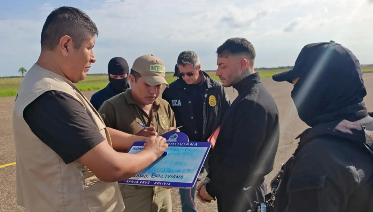 Sebastián Marset junto a agentes de la DEA y de la Policía de Bolivia, tras su captura en Santa Cruz de la Sierra.