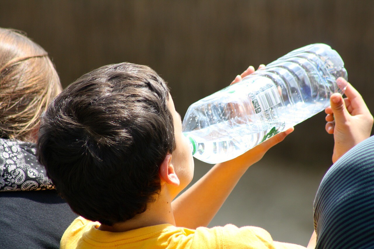 Niño bebiendo agua.jpg