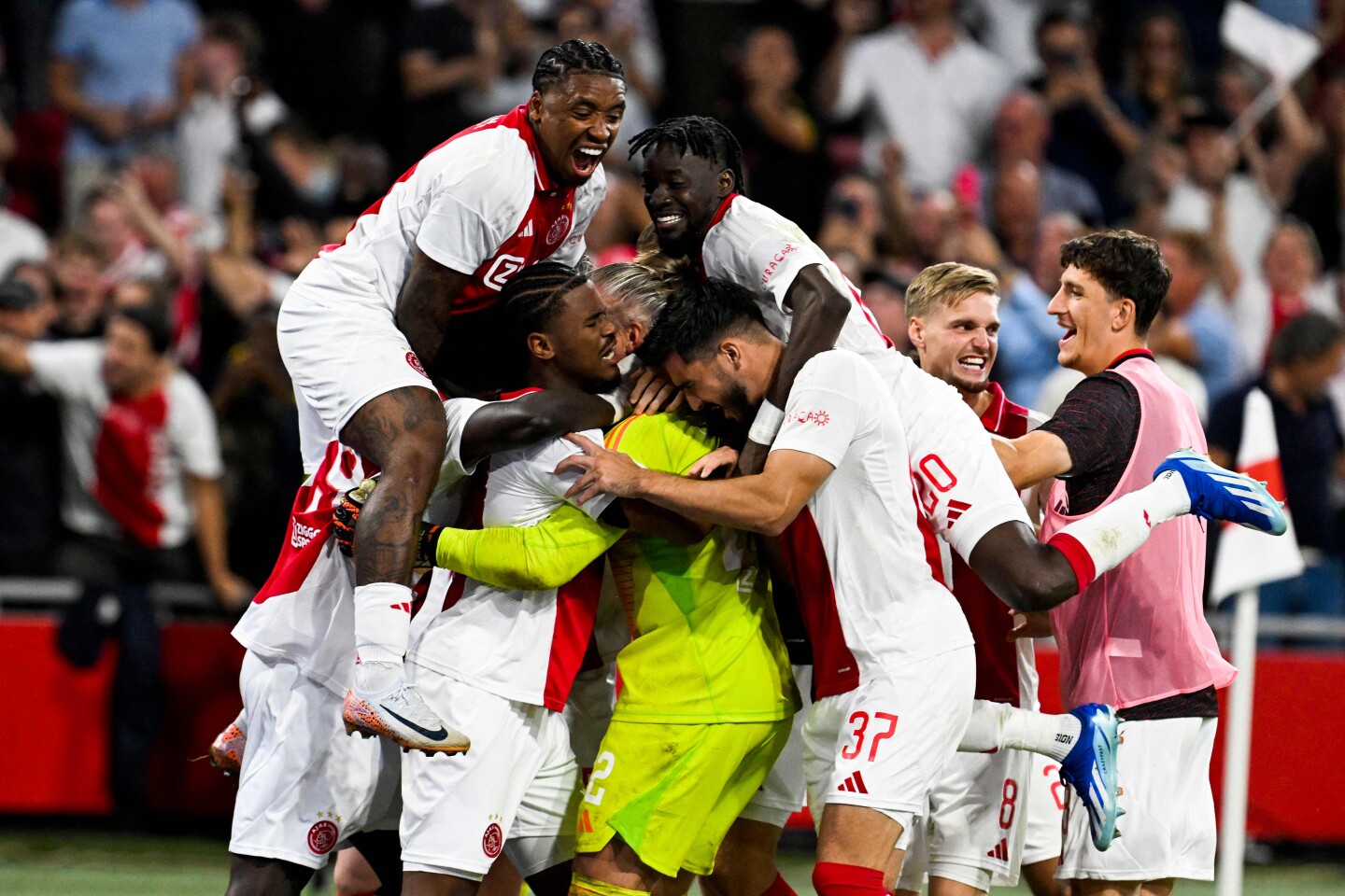 Ajax festeja clasificación en Europa League