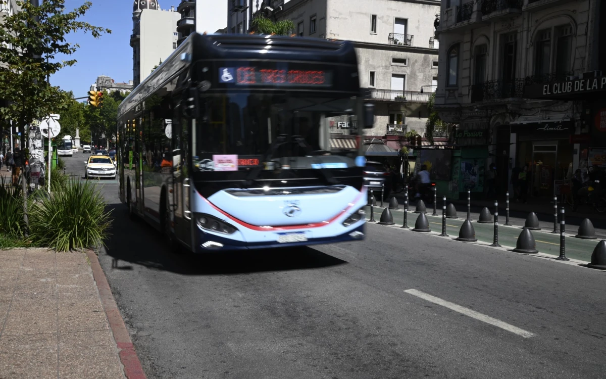 Uruguay: el 30 de abril los ómnibus y taxis dejarán de circular desde las 19:00 por el feriado del 1° de mayo