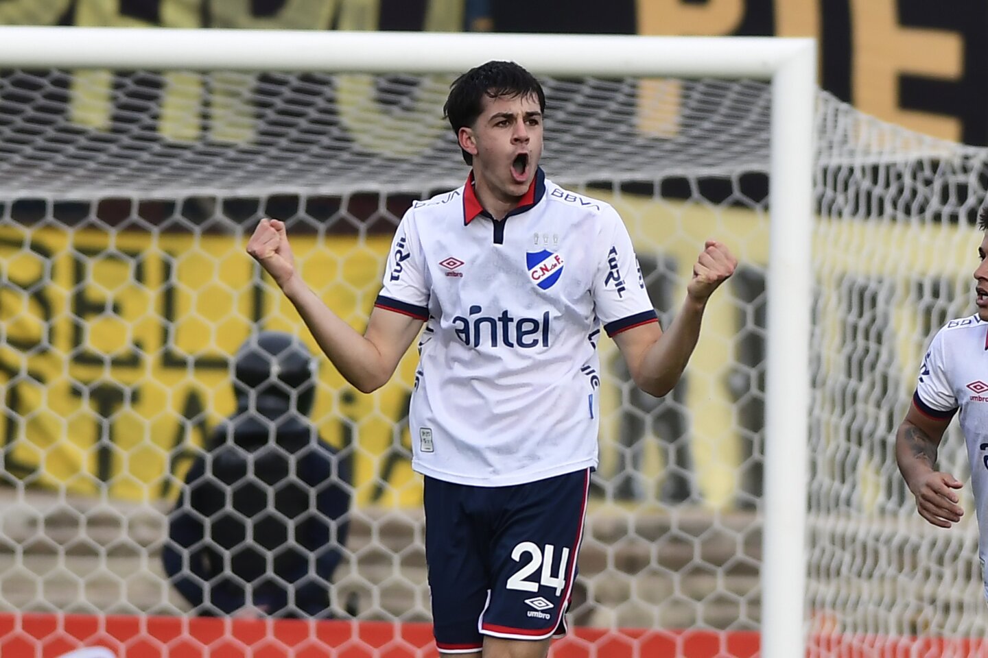 Gonzalo Petit celebra un gol con Nacional en un clásico.