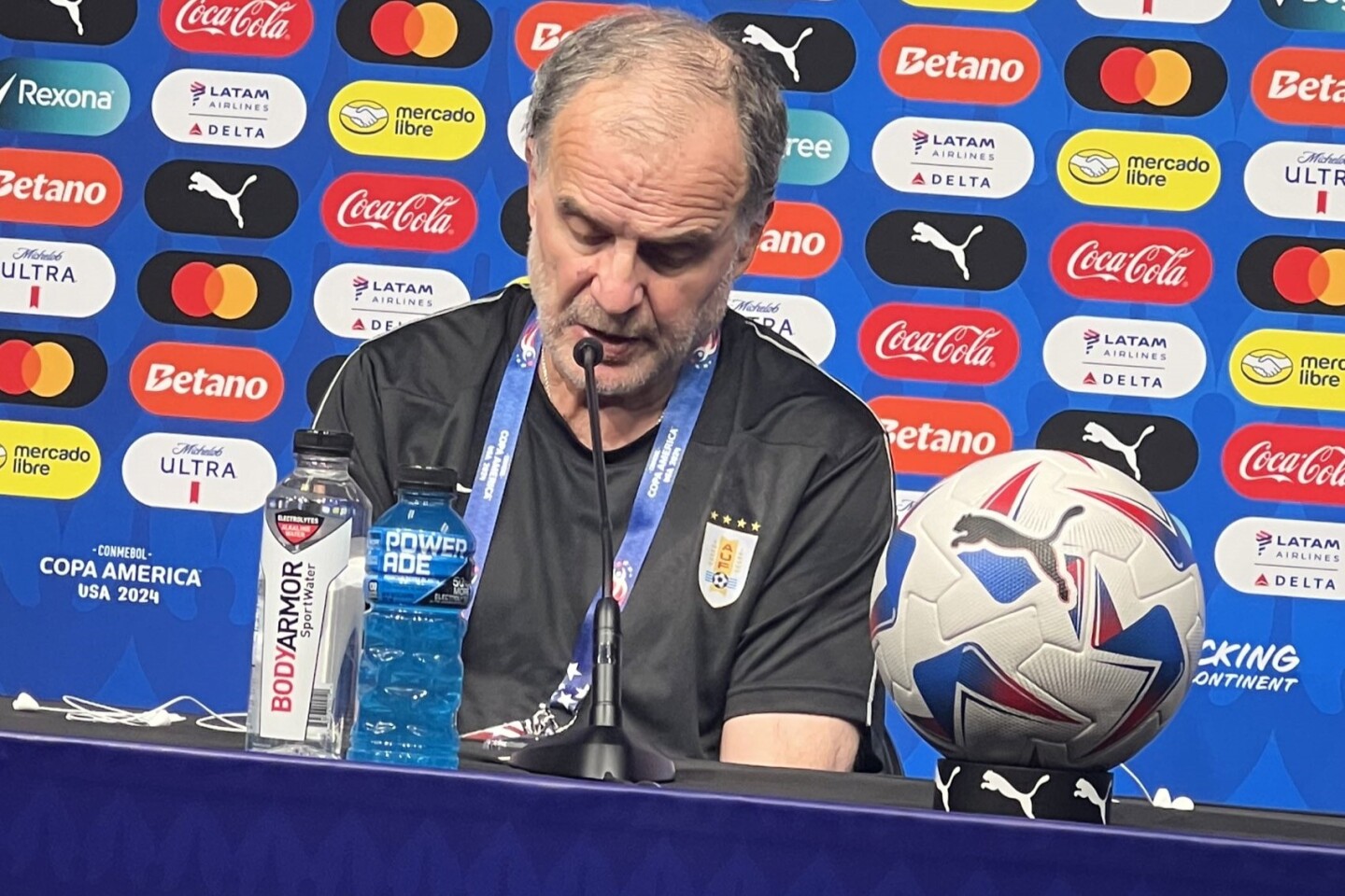 Marcelo Bielsa en conferencia de prensa en Las Vegas.