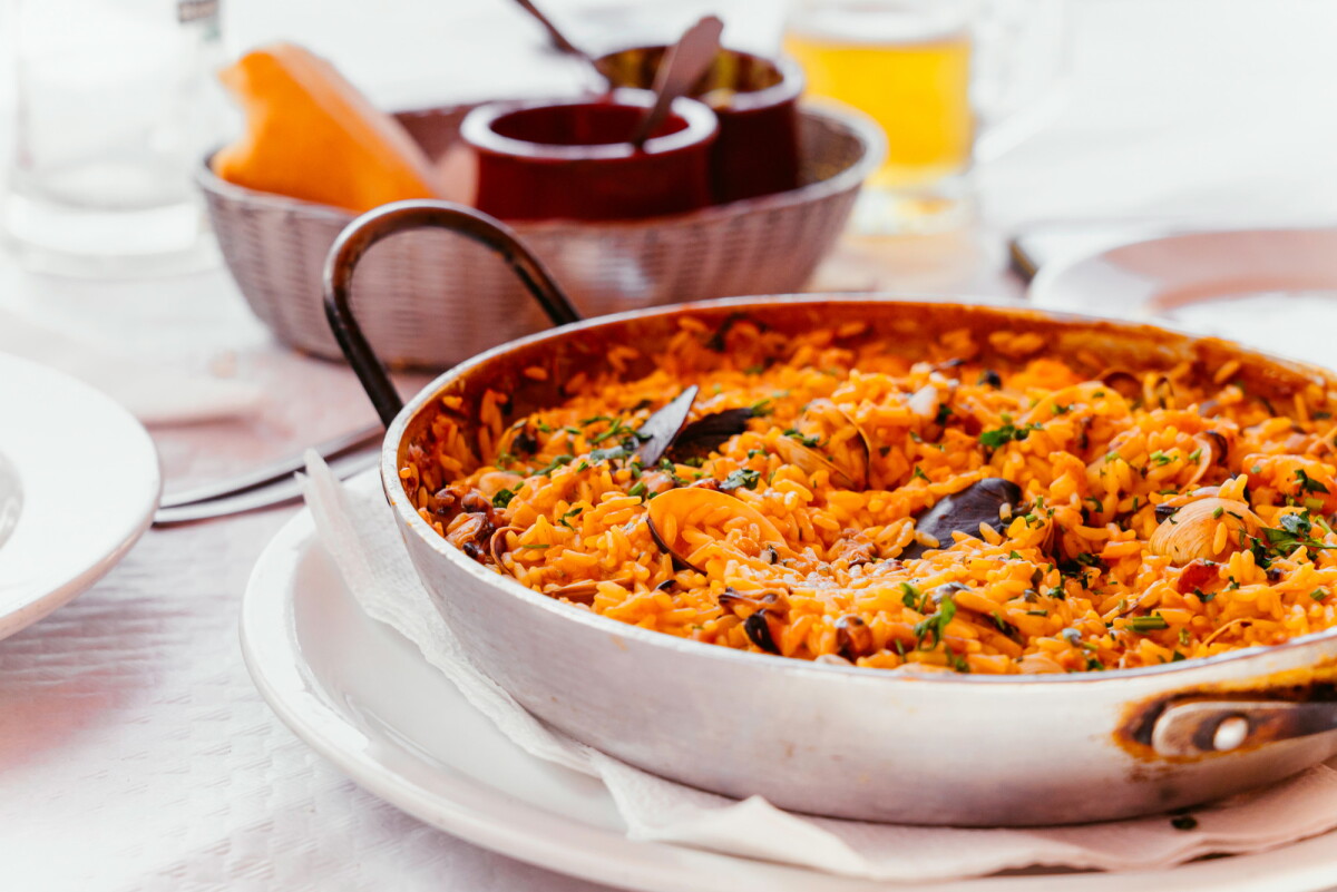 Paella, un clásico que lleva azafrán.