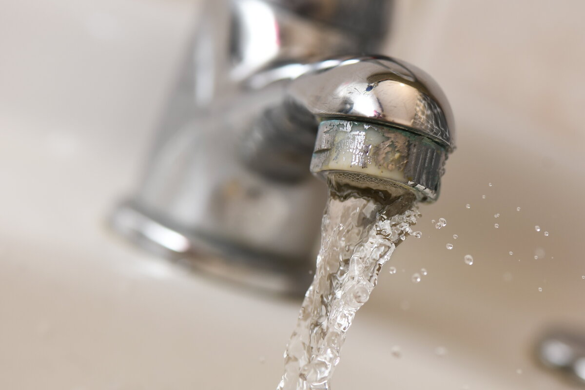 Agua de la canilla corriendo.