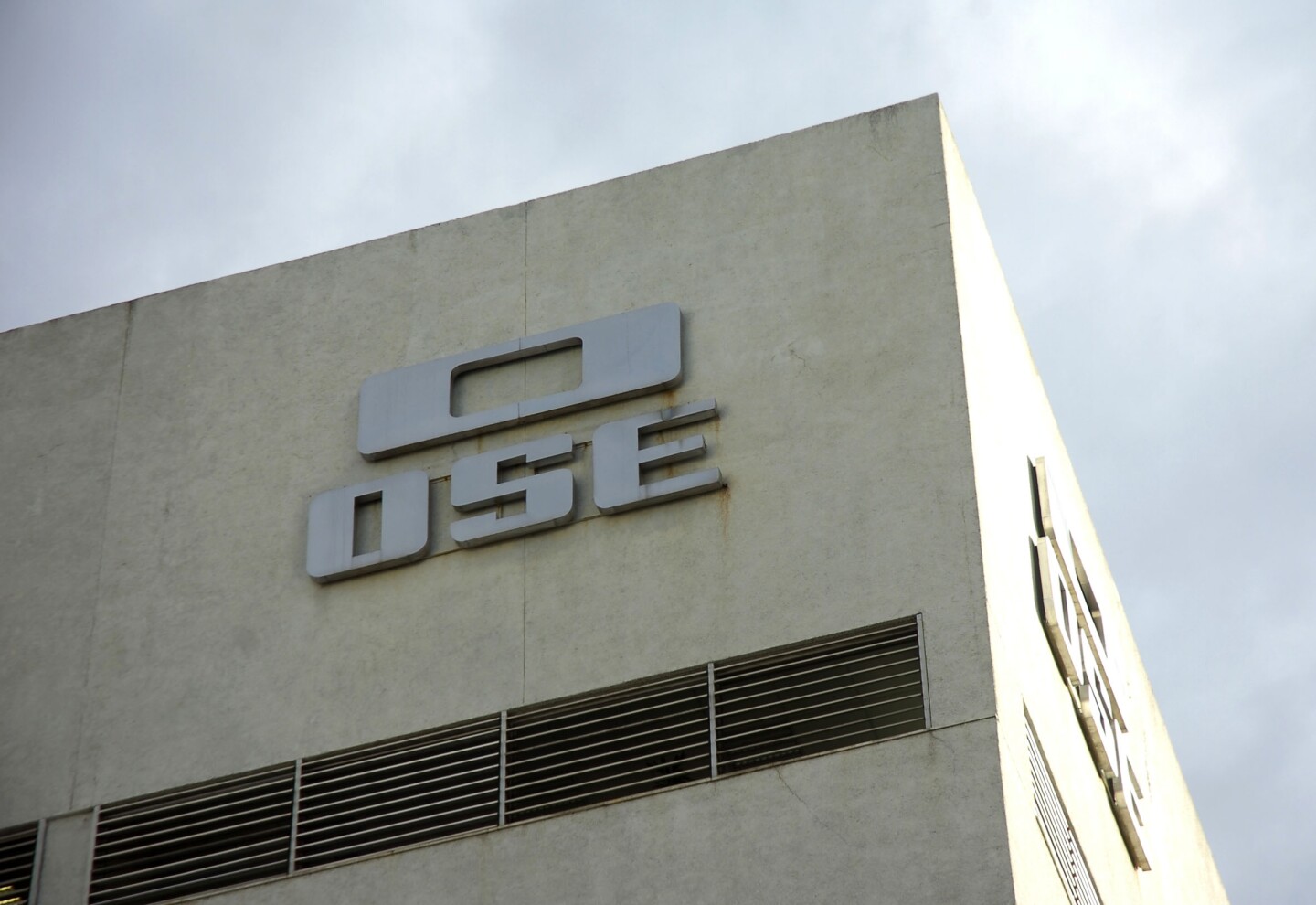 Fachada del edificio sede de Obras Sanitarias del Estado (OSE), en Montevideo.