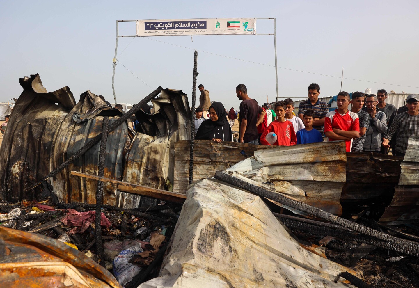 Bombardeo en campo de refugiados deja aproximadamente 50 muertos.