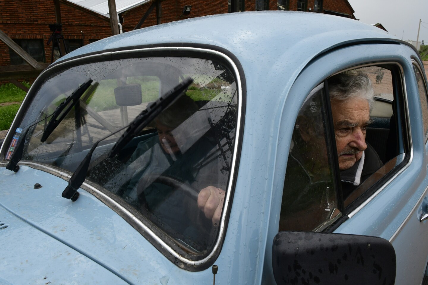 Lucia Topolansky y Jose Mujica en el auto saliendo de la chacra en Rincon del Cerro, el día de la renuncia de Sendic. Foto. Marcelo Bonjour