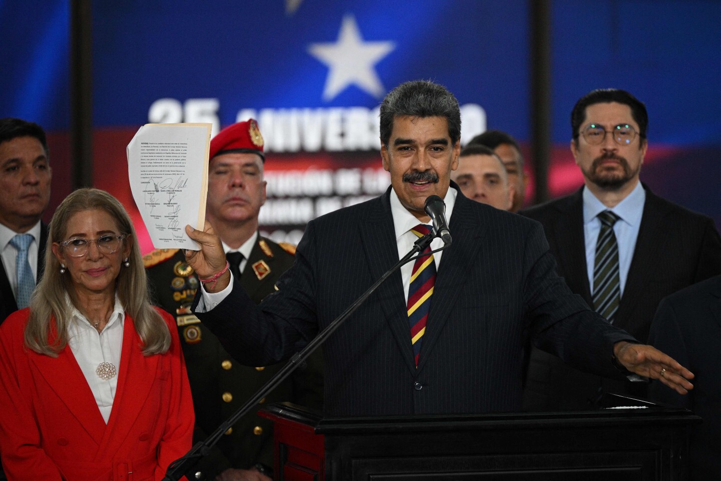 Maduro mostrando el acta con su proclamación "certificada" por la Justicia del régimen