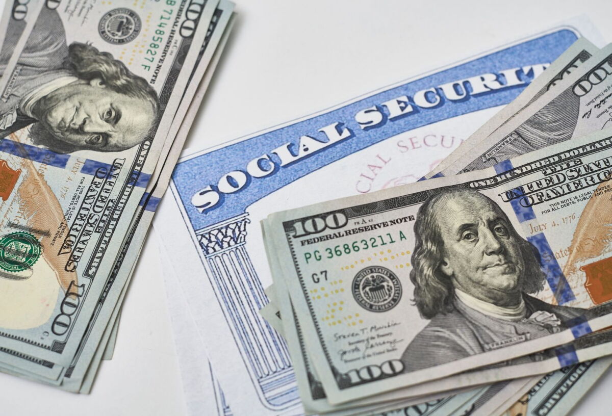 Pago del Seguro Social de Estados Unidos con billetes de dólares.