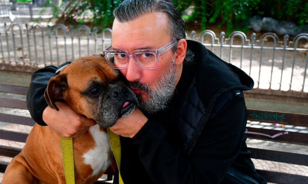 Robert Moré y su bóxer García.
