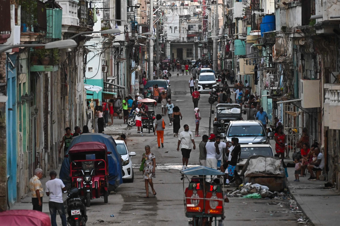 Personas y vehículos en las calles de La Habana, Cuba / Vista de una calle de La Habana durante un apagón el 16 de marzo de 2026. Cuba sufrió un apagón generalizado el 16 de marzo de 2026, según la compañía eléctrica nacional, en el contexto de una grave crisis en la isla causada por el bloqueo energético estadounidense.
