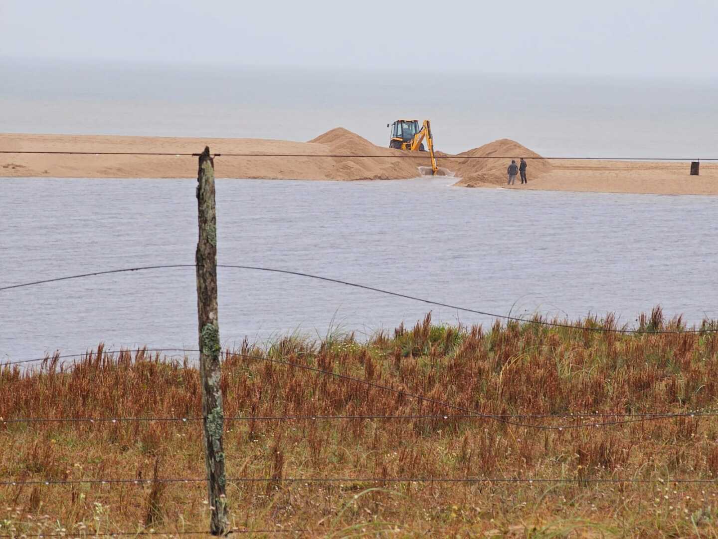 Retroexcavadora trabaja en la apertura al mar de la Laguna Garzón, el 3 de abril de 2024.