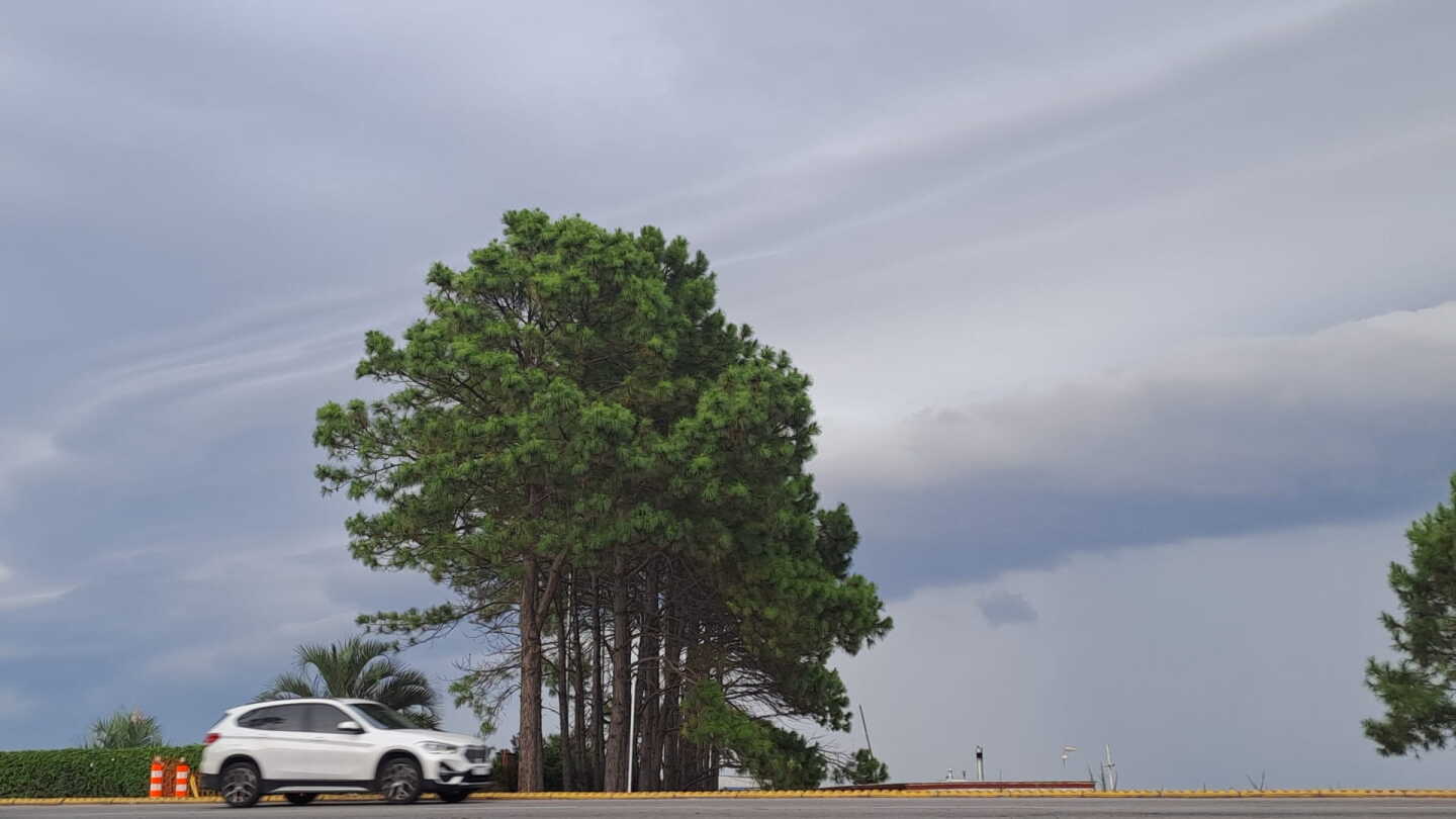Nubes de tormenta se ven desde la rambla de Montevideo este jueves 5 de febrero de 2026.