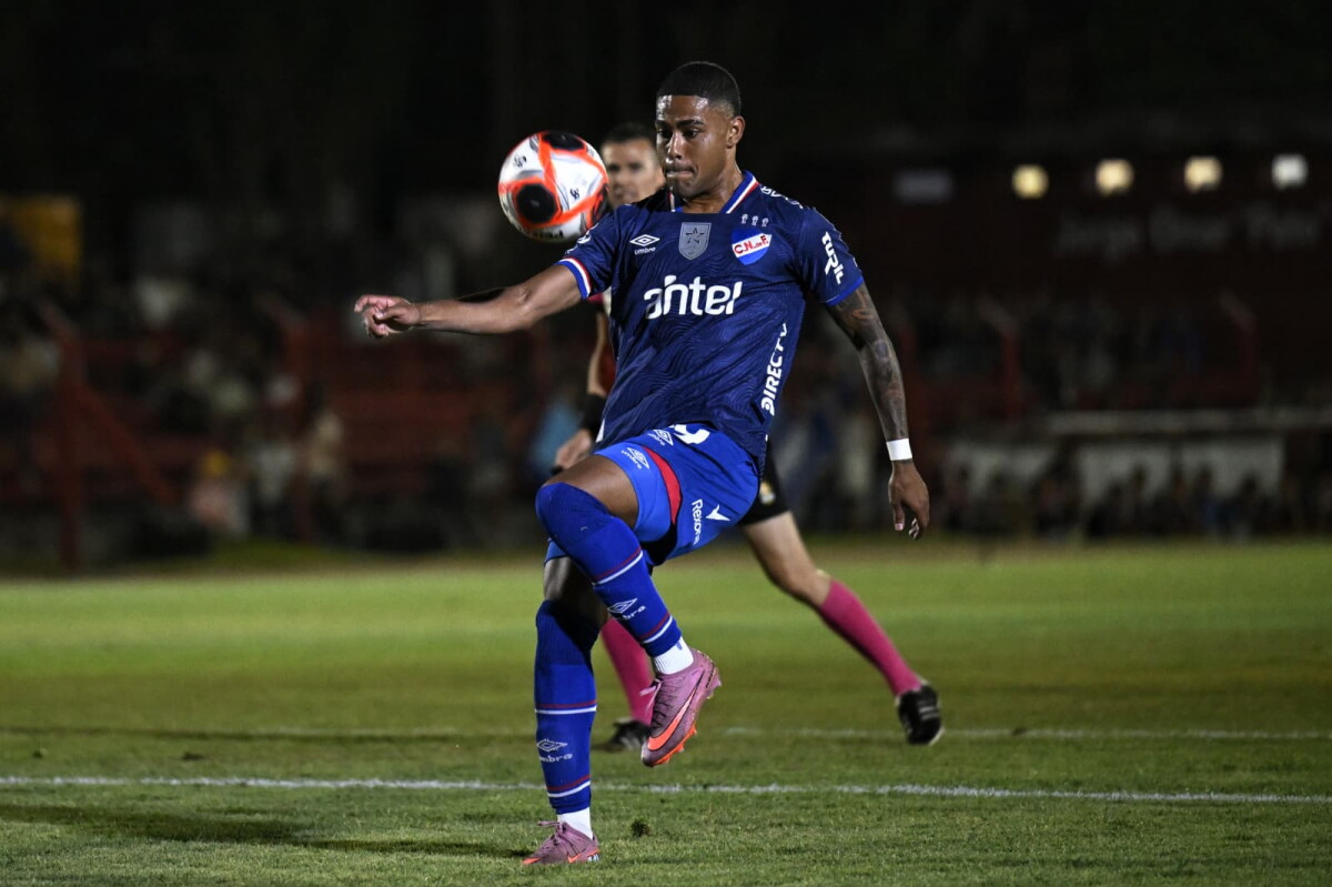 Juan Cruz de los Santos en el partido entre Boston River y Nacional en el Campeones Olímpicos.